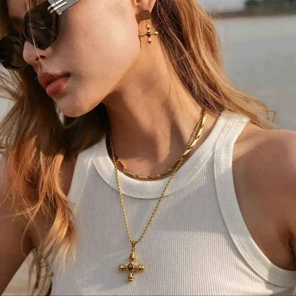 Vintage Gold Cross Necklace - Picture 7 of 15